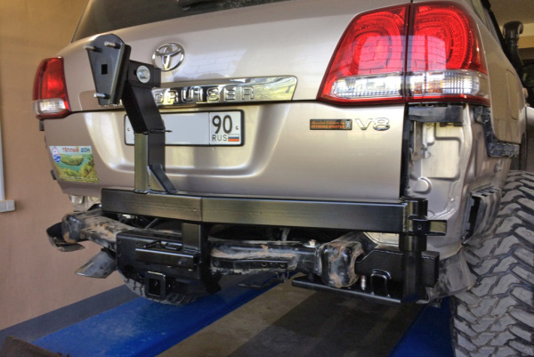 Калитка РИФ с фаркопом в штатный бампер Toyota Land Cruiser 200 2008-2015 под нештатное колесо, с подсветкой номера