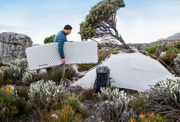 4 Коврик надувной Naturehike 196х64х7 см, серебристый карбон